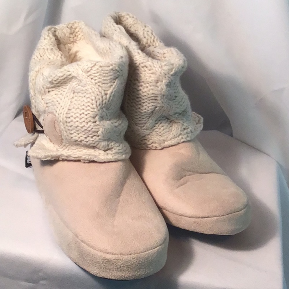 Muk Luks size L, cream with knit top,